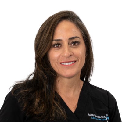 Portrait of Miki Andrade, bilingual dental assistant at Rafael E. Cordero DDS PA with 21 years of experience in endodontics and periodontics