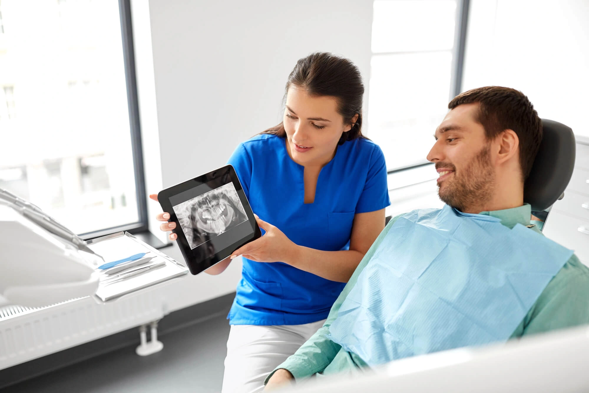 periodontist palm beach gardens showing patient his xray